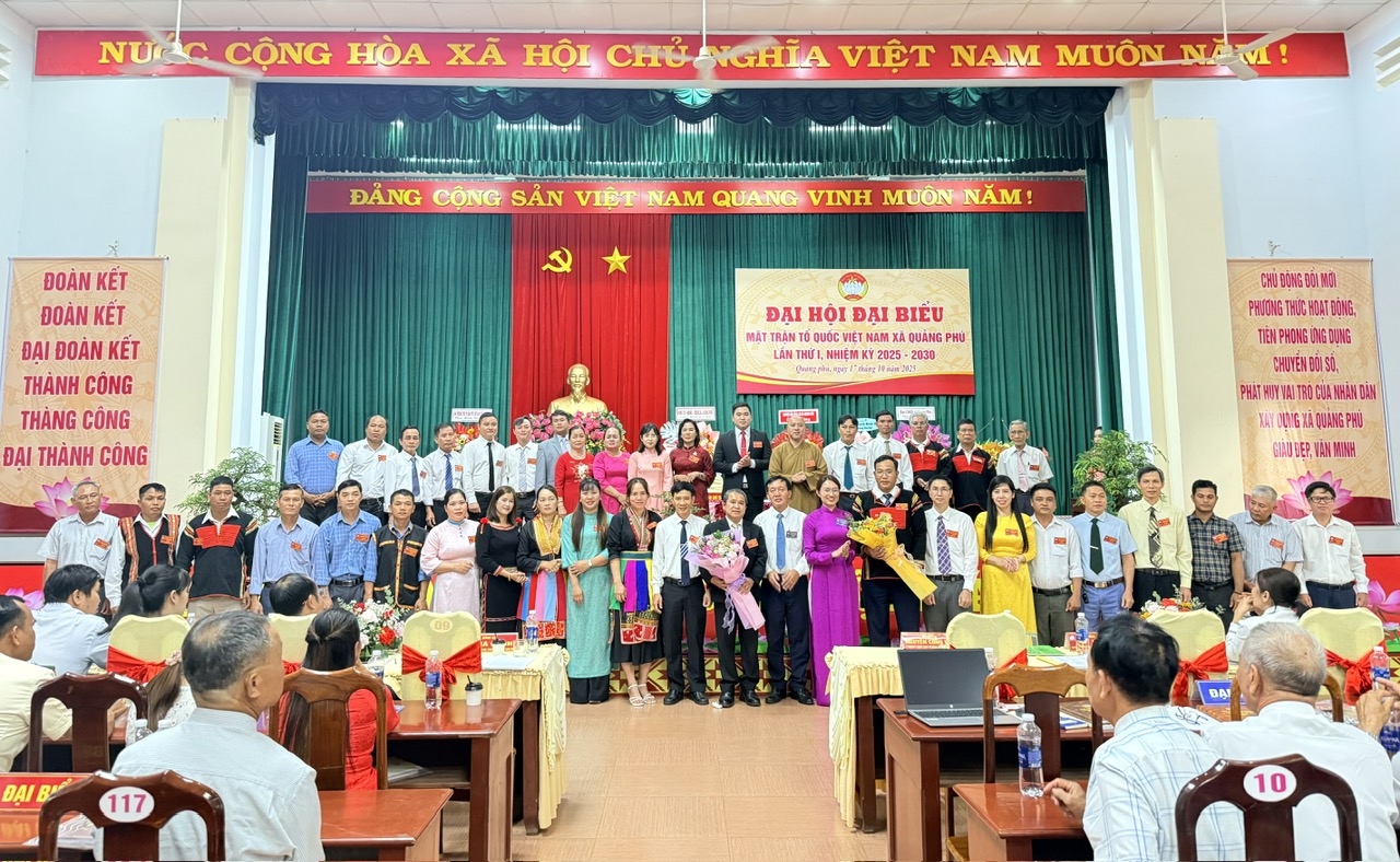 Lãnh đạo Ủy ban Mặt trận Tổ quốc Việt Nam tỉnh, xã tặng hoa chúc mừng Ủy viên Ủy ban MTTQ xã Quảng Phú khóa mới